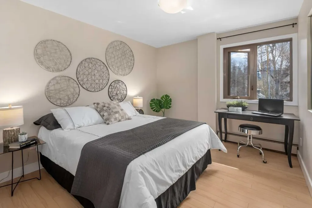 824 4 Avenue NW Calgary AB T2N 0M8