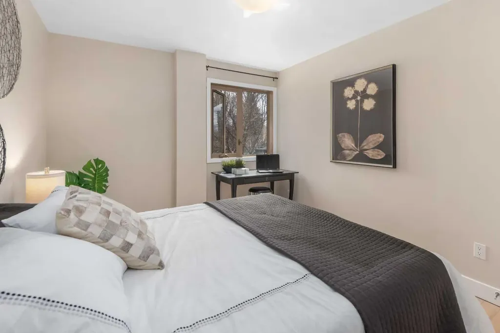 824 4 Avenue NW Calgary AB T2N 0M8