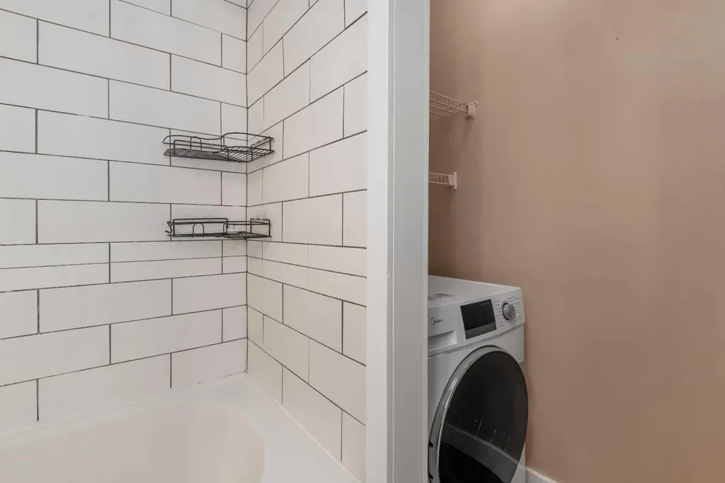 824 4 Avenue NW Calgary AB T2N 0M8