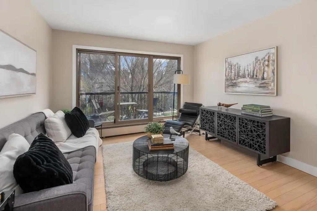 824 4 Avenue NW Calgary AB T2N 0M8