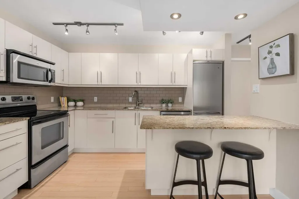 824 4 Avenue NW Calgary AB T2N 0M8