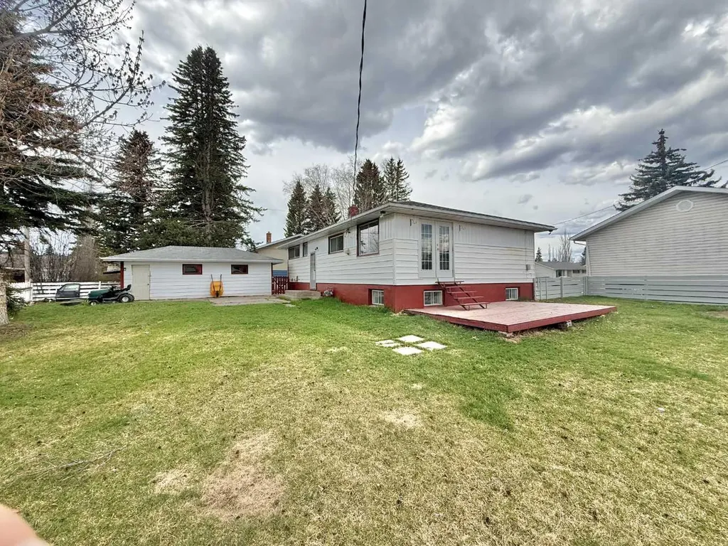 114 Willow Drive Hinton AB T7V1E5