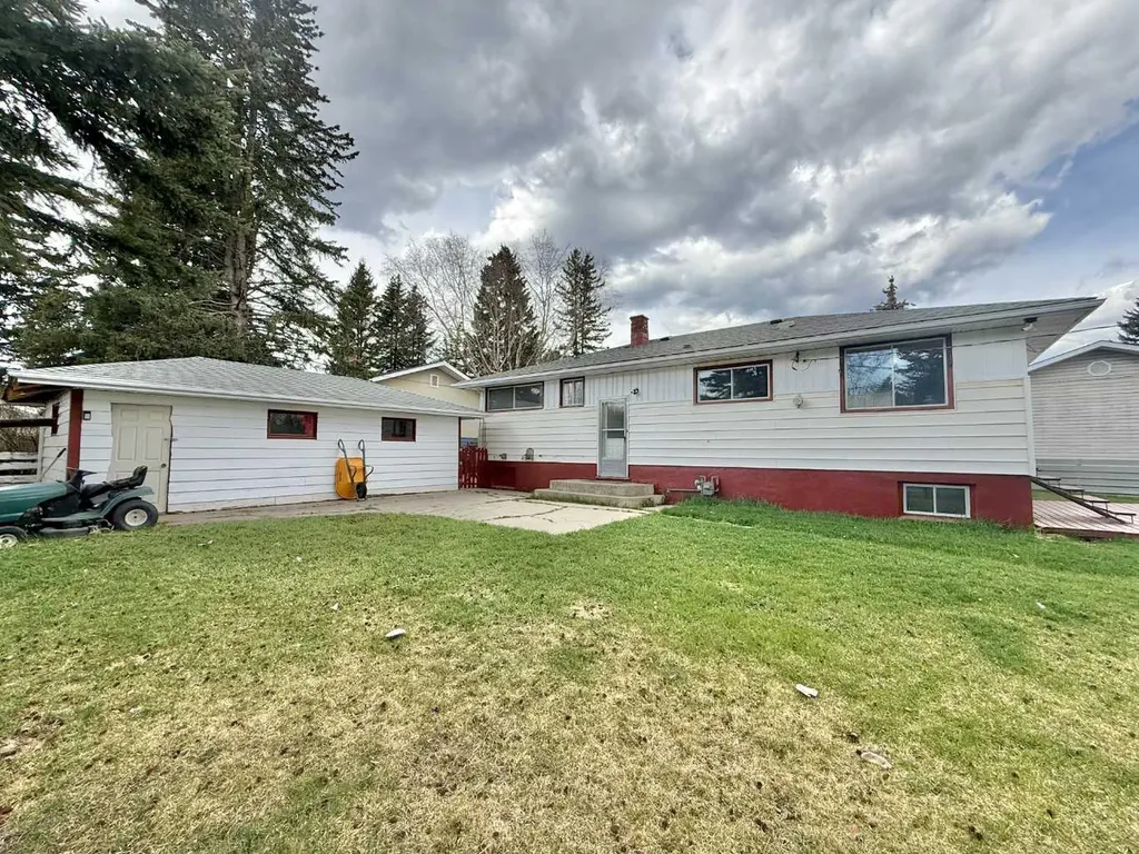 114 Willow Drive Hinton AB T7V1E5
