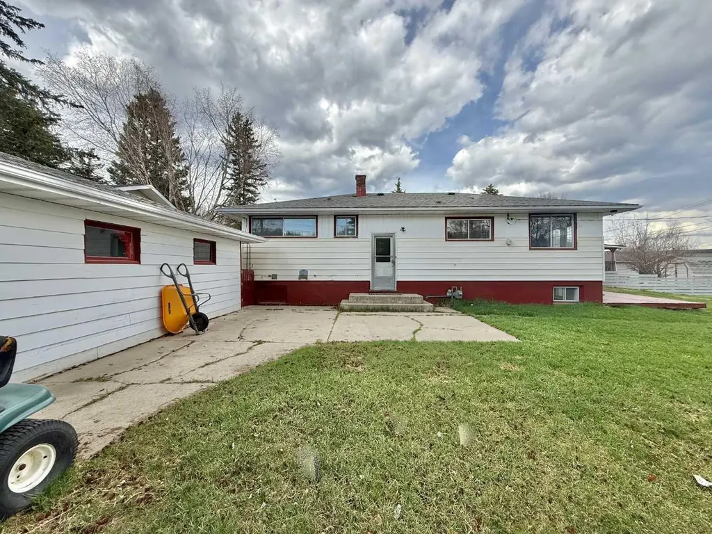 114 Willow Drive Hinton AB T7V1E5