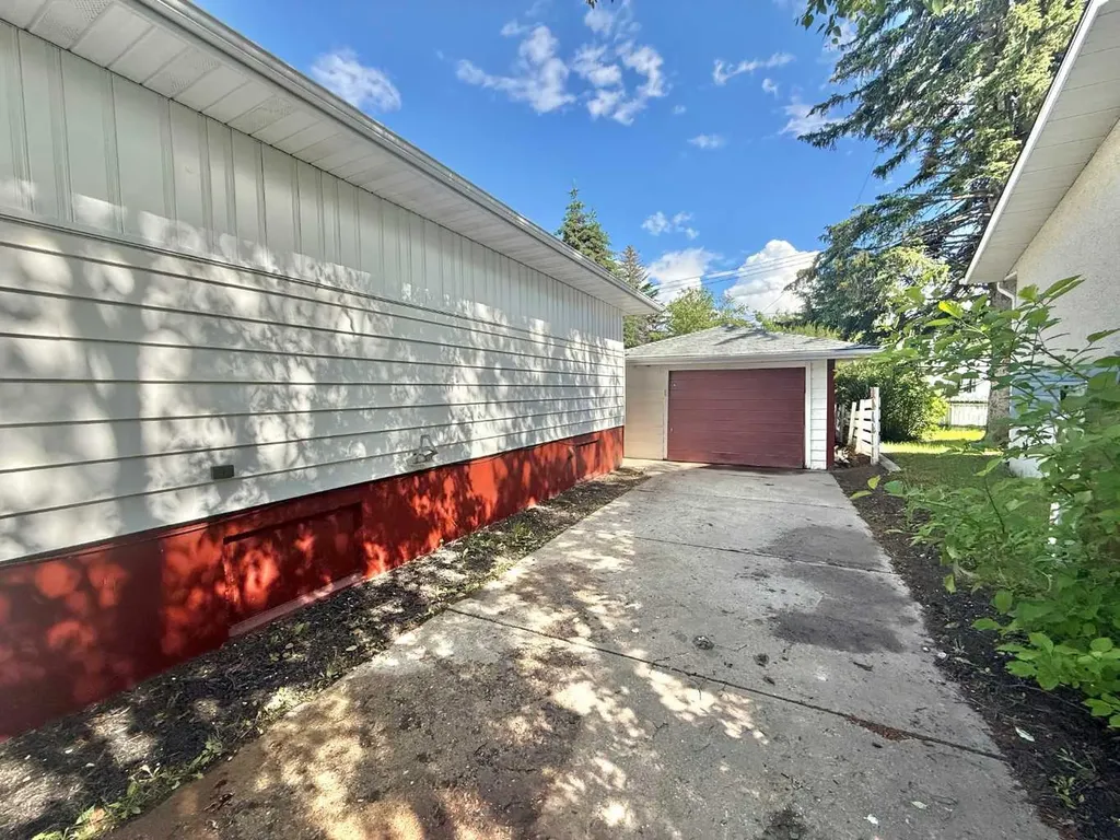 114 Willow Drive Hinton AB T7V1E5
