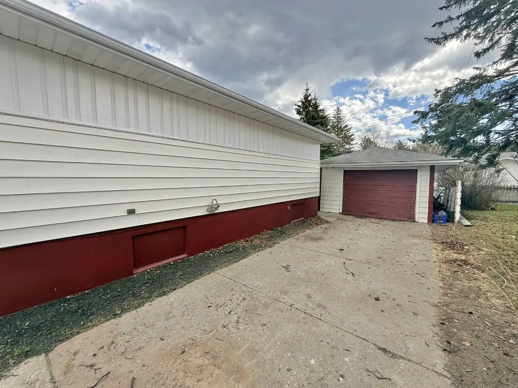 114 Willow Drive Hinton AB T7V1E5