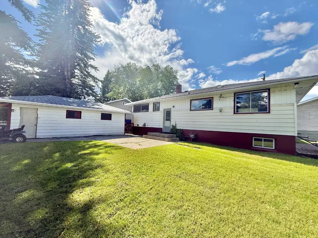 114 Willow Drive Hinton AB T7V1E5