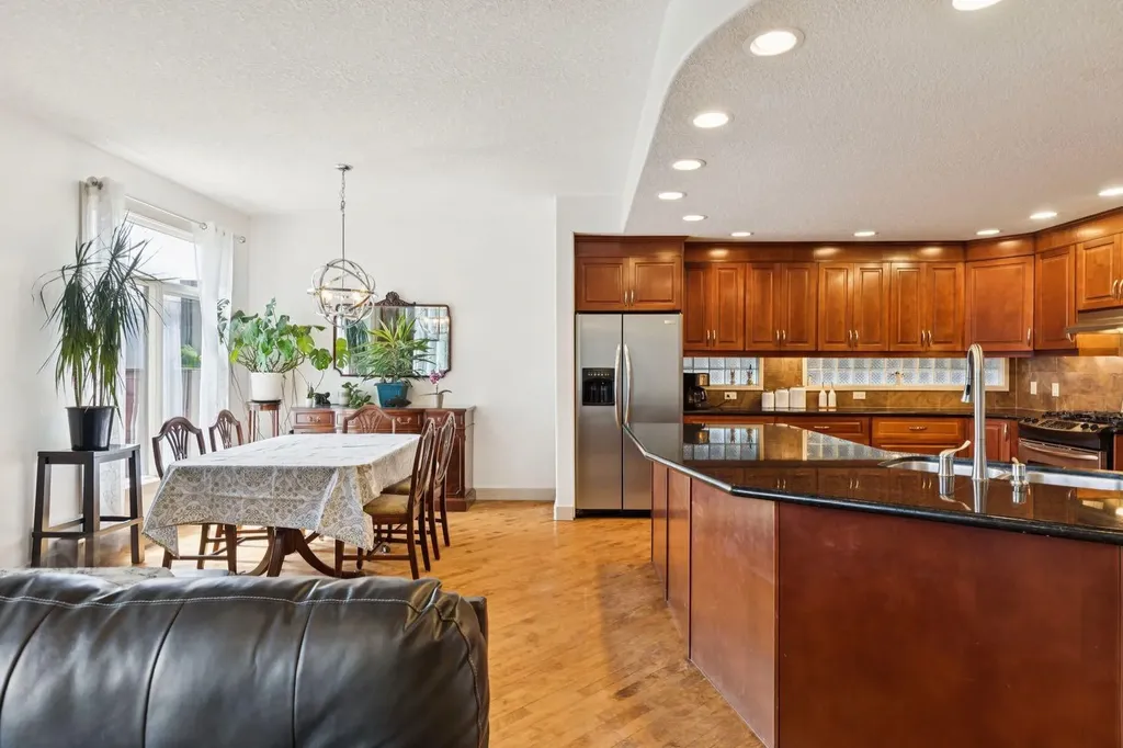 2405 Bowness Road NW Calgary AB T2N 3L8