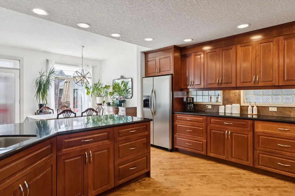 2405 Bowness Road NW Calgary AB T2N 3L8