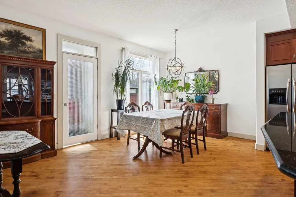2405 Bowness Road NW Calgary AB T2N 3L8