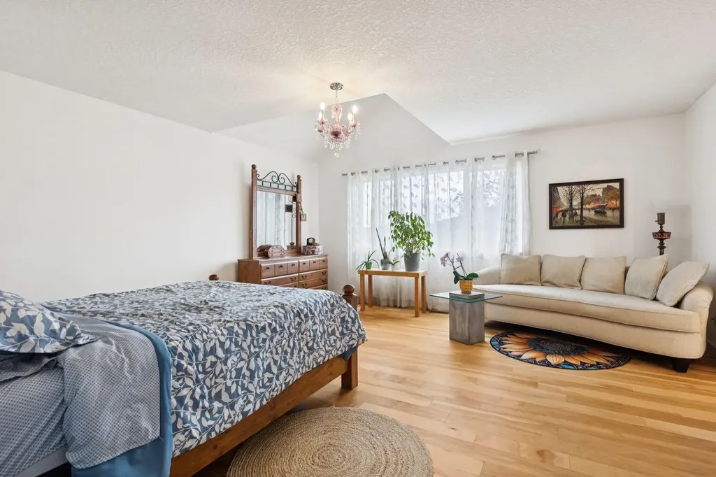 2405 Bowness Road NW Calgary AB T2N 3L8