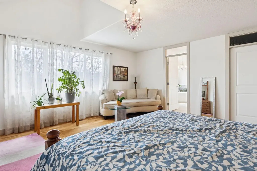 2405 Bowness Road NW Calgary AB T2N 3L8