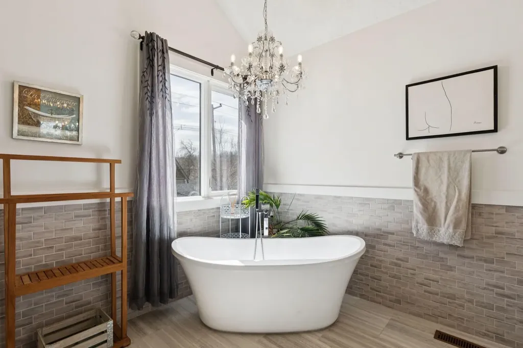 2405 Bowness Road NW Calgary AB T2N 3L8