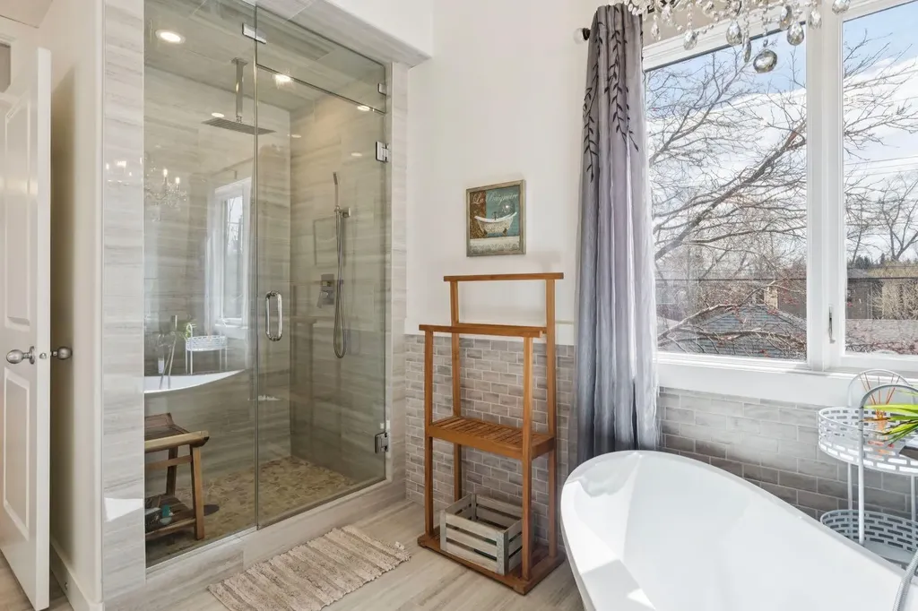 2405 Bowness Road NW Calgary AB T2N 3L8