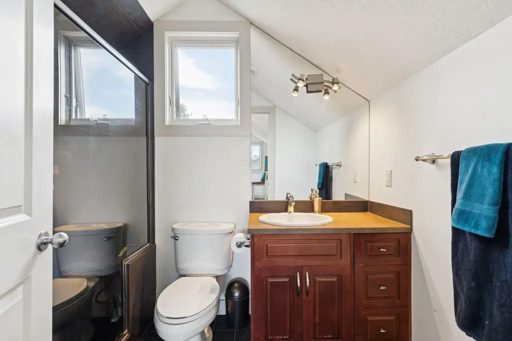 2405 Bowness Road NW Calgary AB T2N 3L8