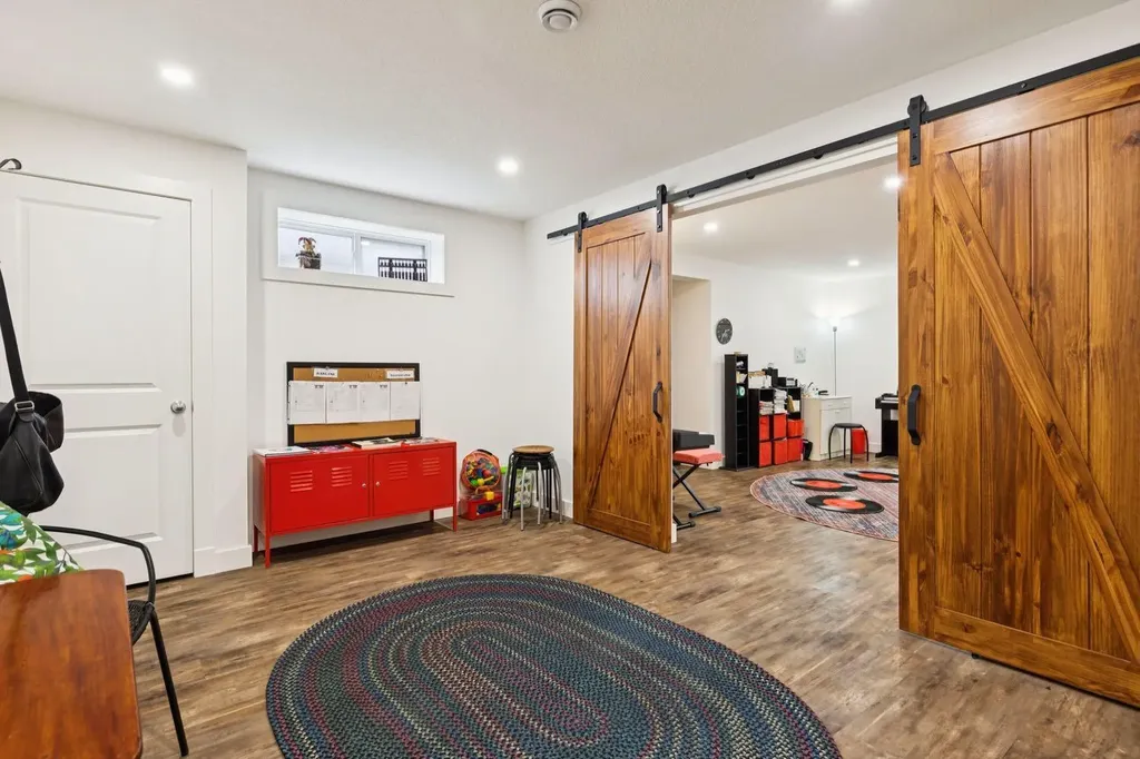 2405 Bowness Road NW Calgary AB T2N 3L8