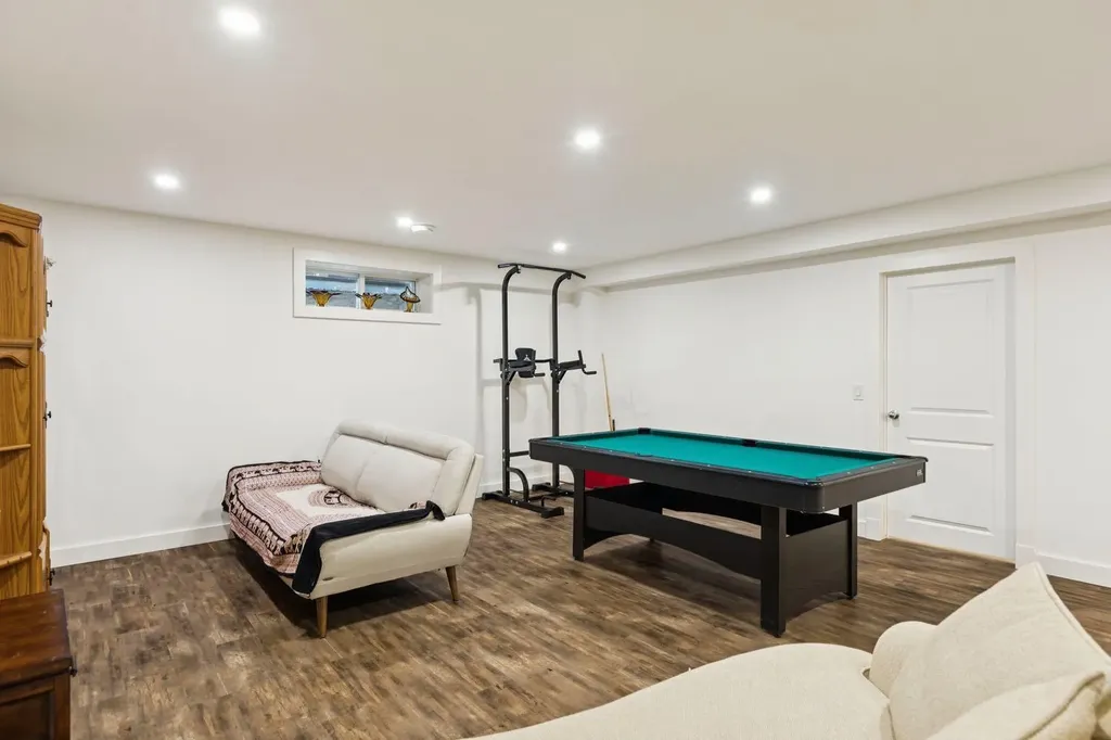 2405 Bowness Road NW Calgary AB T2N 3L8