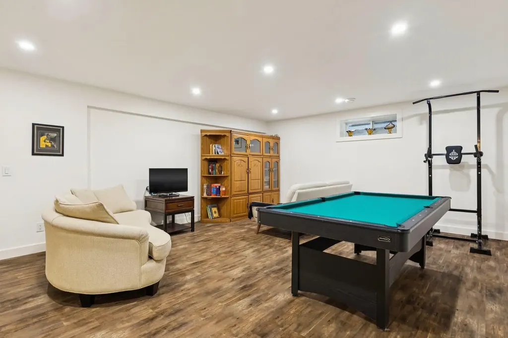 2405 Bowness Road NW Calgary AB T2N 3L8