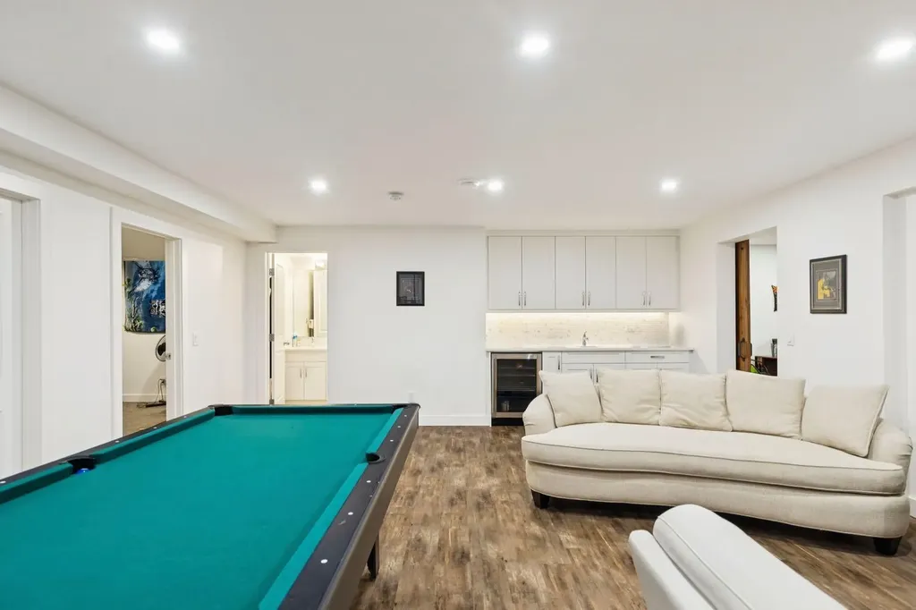 2405 Bowness Road NW Calgary AB T2N 3L8