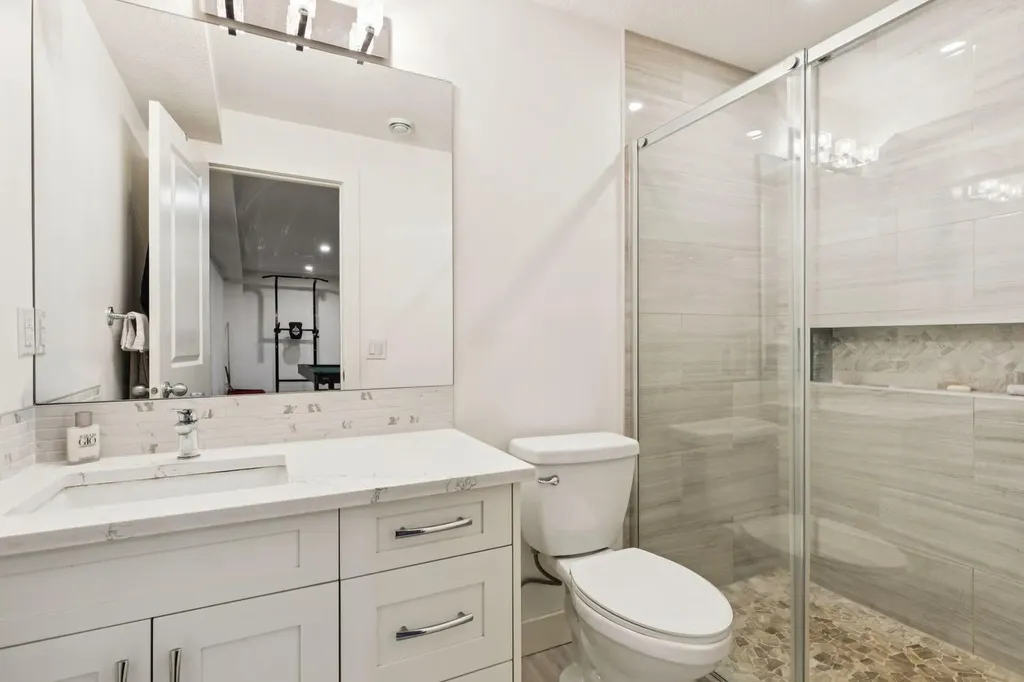 2405 Bowness Road NW Calgary AB T2N 3L8