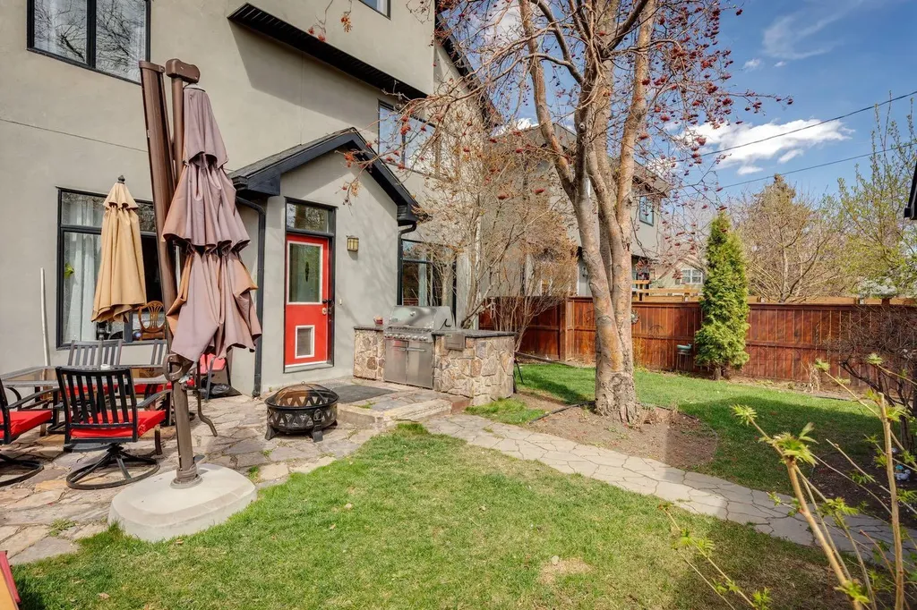 2405 Bowness Road NW Calgary AB T2N 3L8