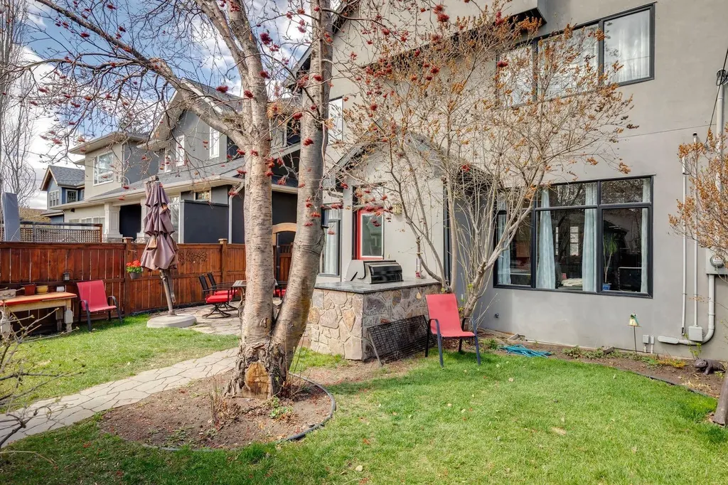 2405 Bowness Road NW Calgary AB T2N 3L8
