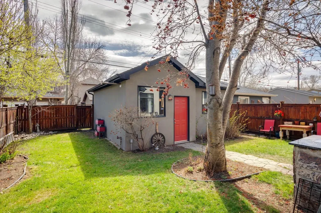 2405 Bowness Road NW Calgary AB T2N 3L8
