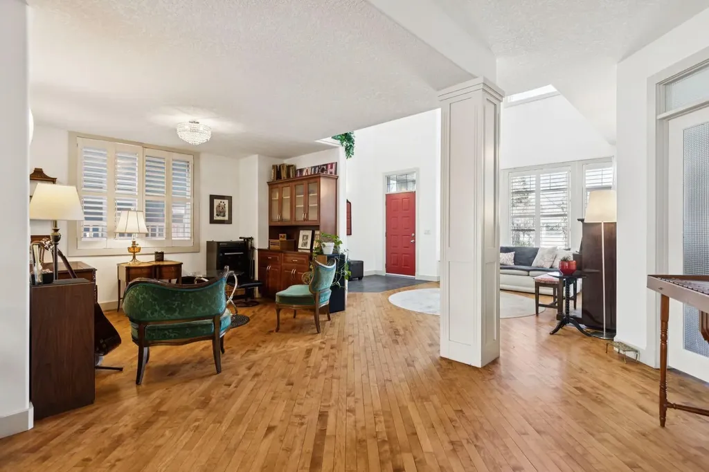2405 Bowness Road NW Calgary AB T2N 3L8