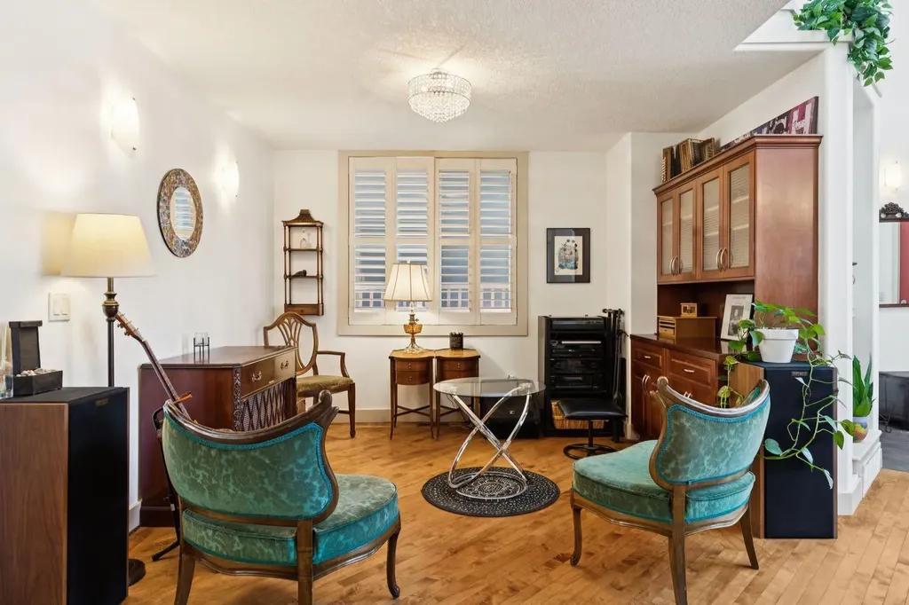2405 Bowness Road NW Calgary AB T2N 3L8