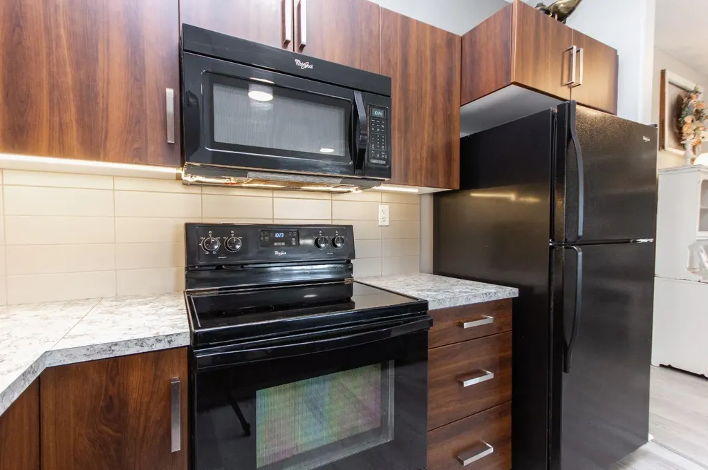 639 Oak Street Springbrook AB T4S 0E5