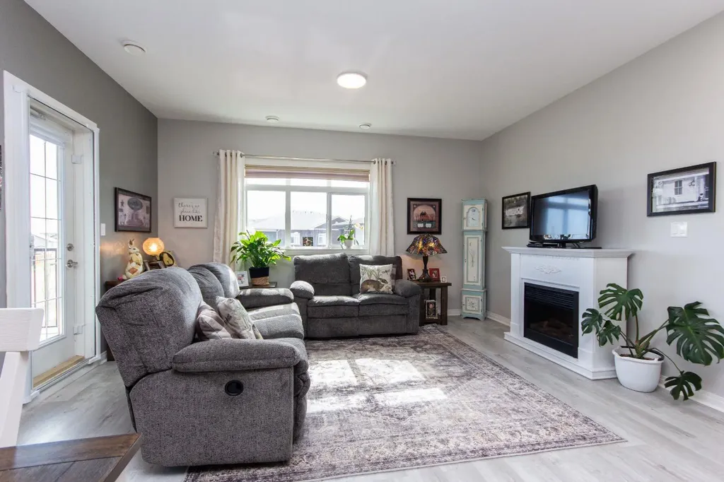 639 Oak Street Springbrook AB T4S 0E5