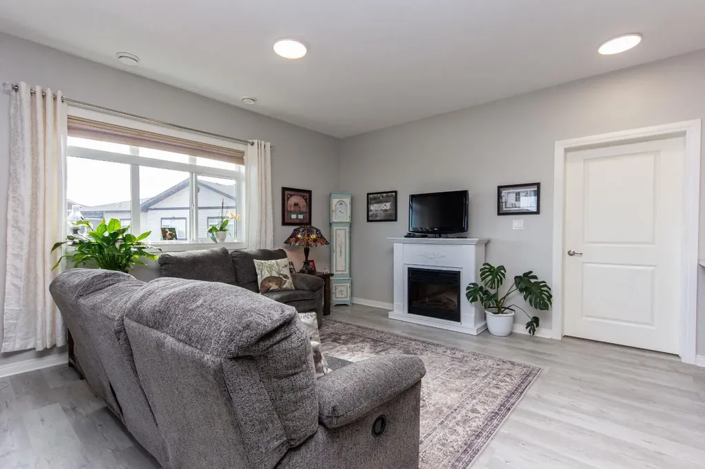 639 Oak Street Springbrook AB T4S 0E5