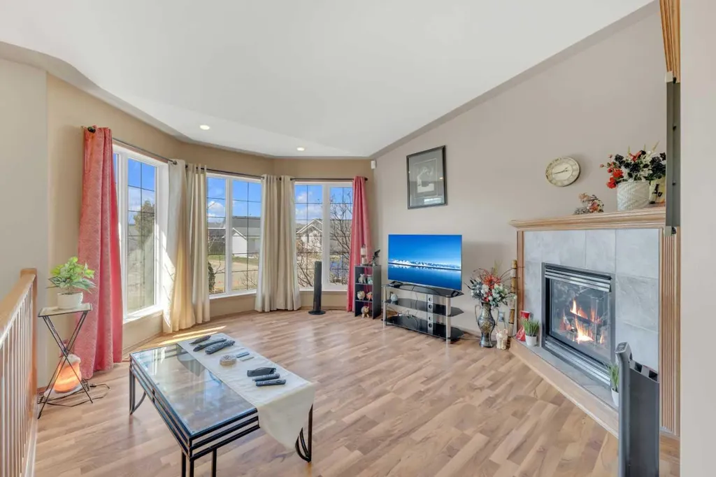 19 Heenan Crescent Sylvan Lake AB T4S 1Y6