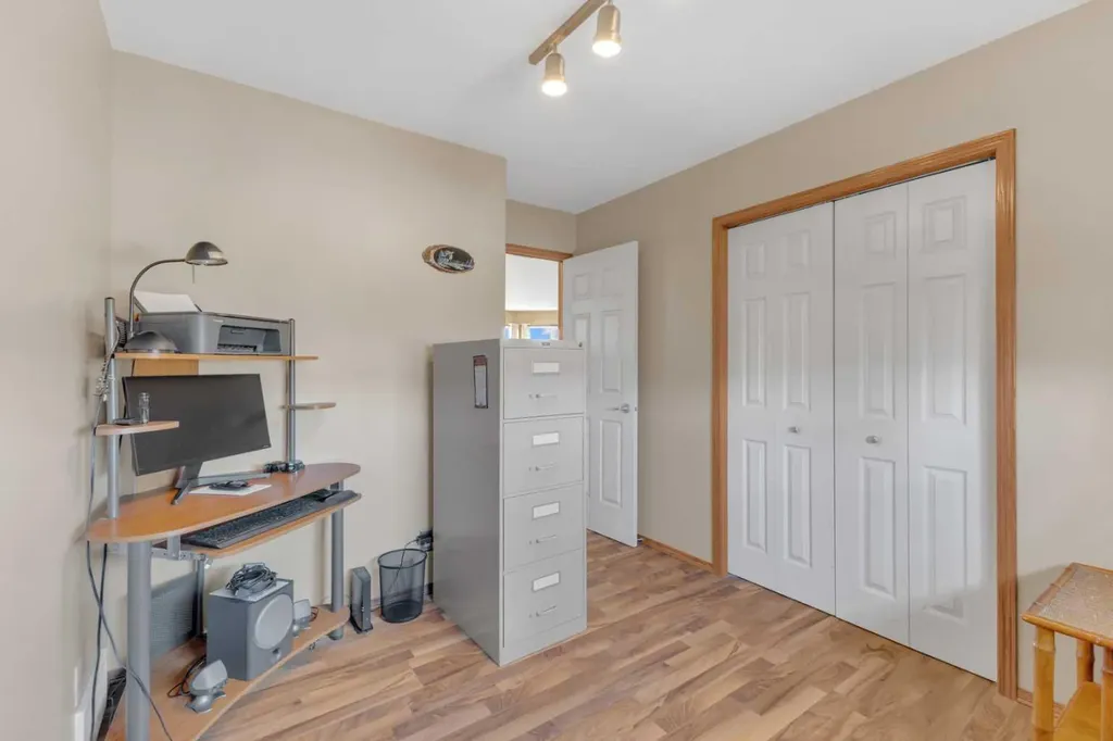 19 Heenan Crescent Sylvan Lake AB T4S 1Y6