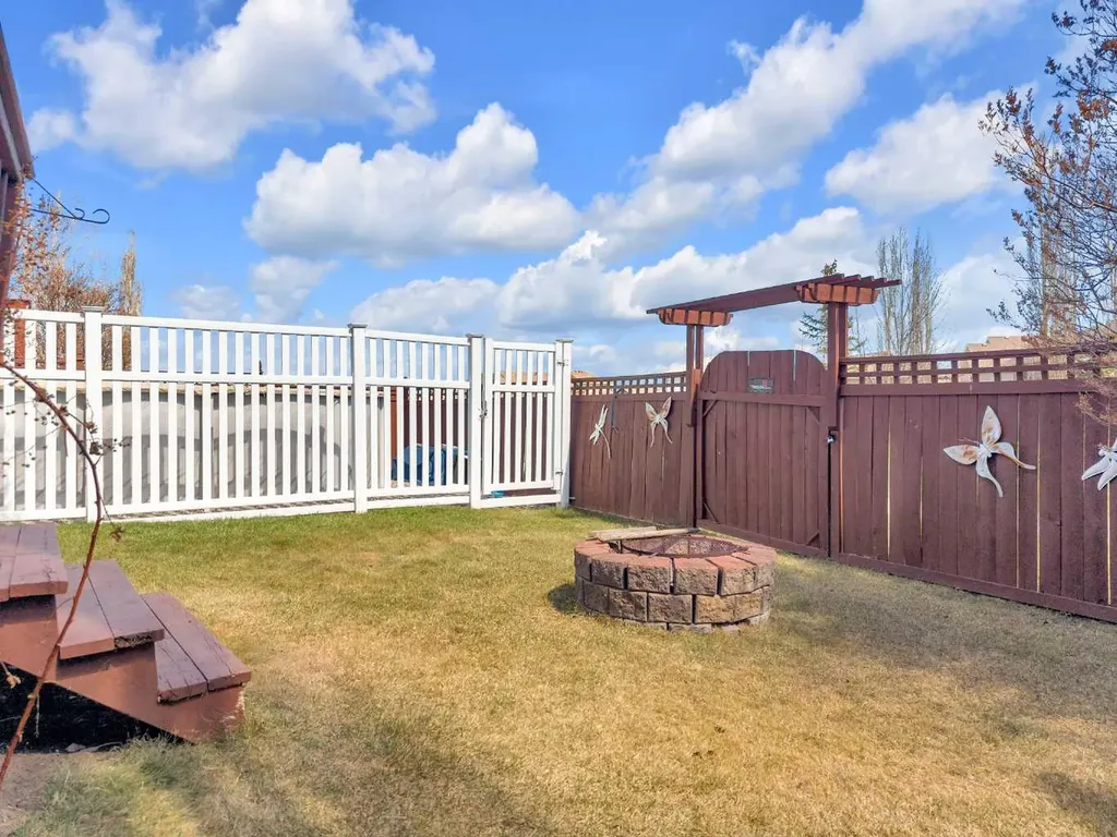 19 Heenan Crescent Sylvan Lake AB T4S 1Y6