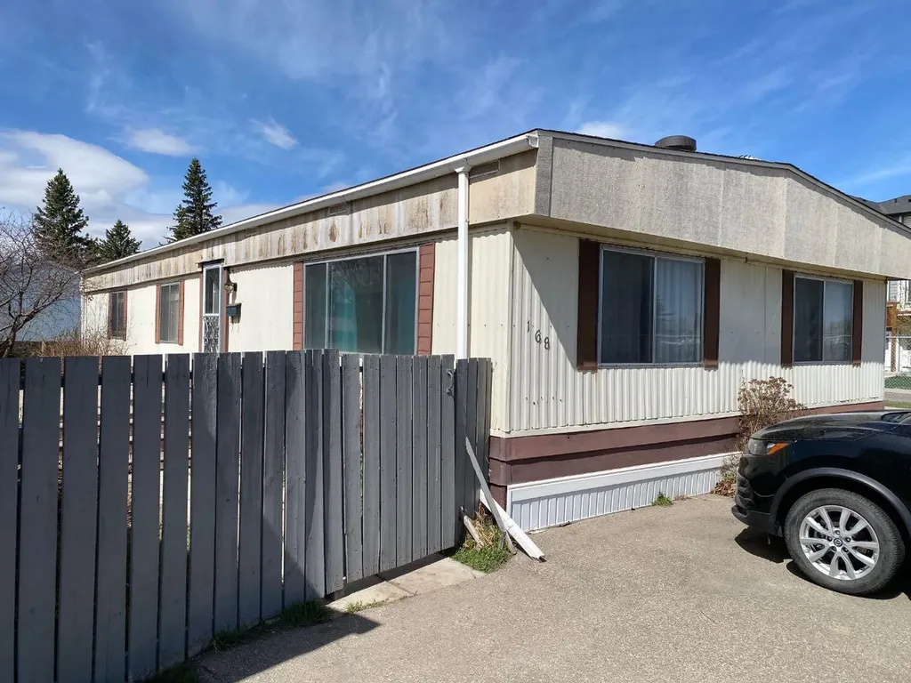6724 17 Avenue SE Calgary AB T2A0W5
