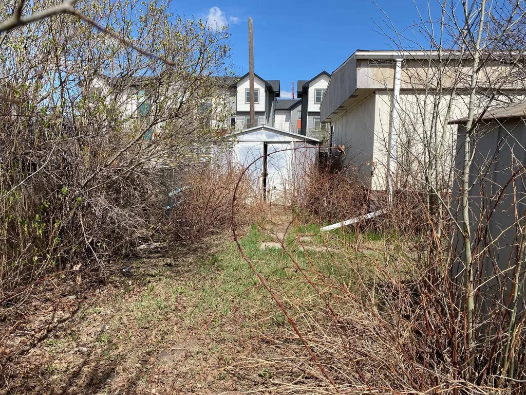 6724 17 Avenue SE Calgary AB T2A0W5