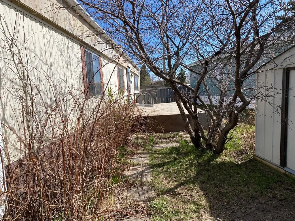 6724 17 Avenue SE Calgary AB T2A0W5