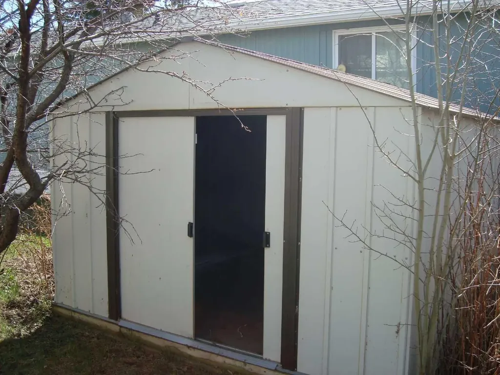 6724 17 Avenue SE Calgary AB T2A0W5