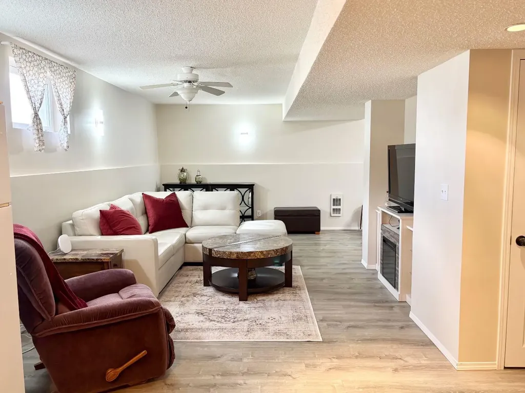 5336 52 Street Close Rocky Mountain House AB T4T1G9