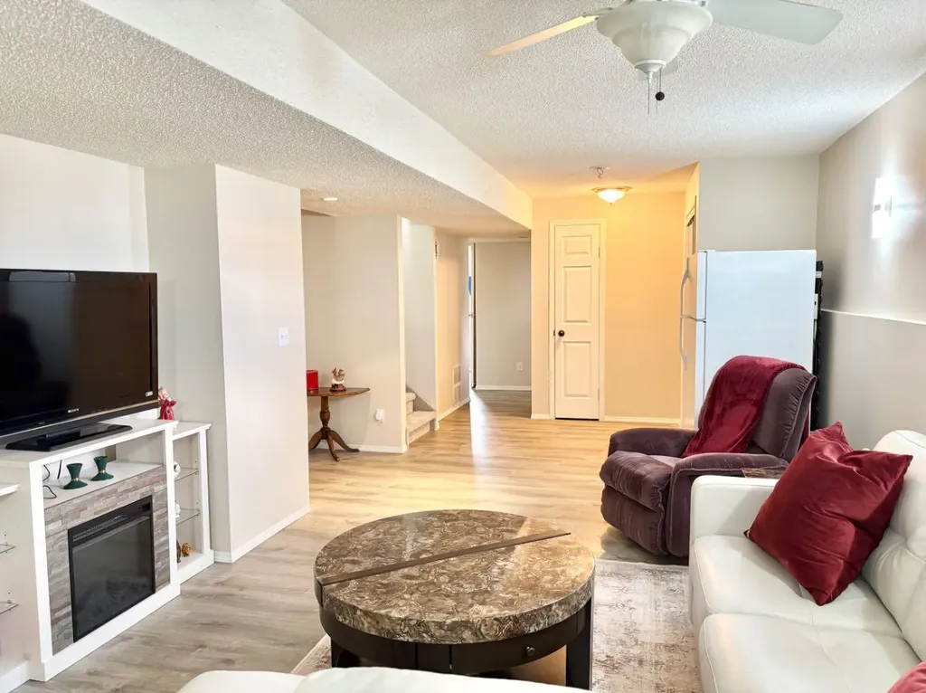 5336 52 Street Close Rocky Mountain House AB T4T1G9