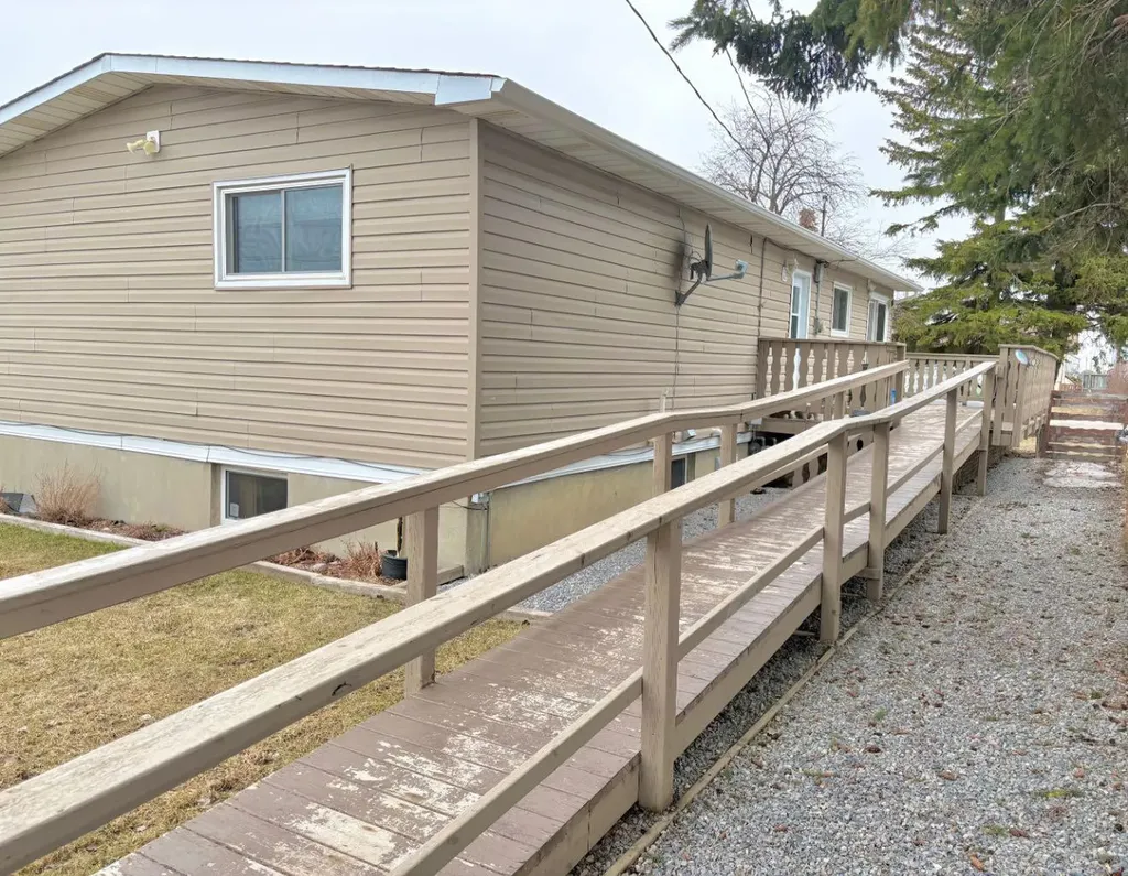 5336 52 Street Close Rocky Mountain House AB T4T1G9
