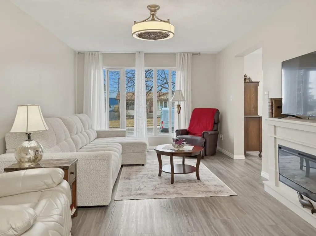 5336 52 Street Close Rocky Mountain House AB T4T1G9