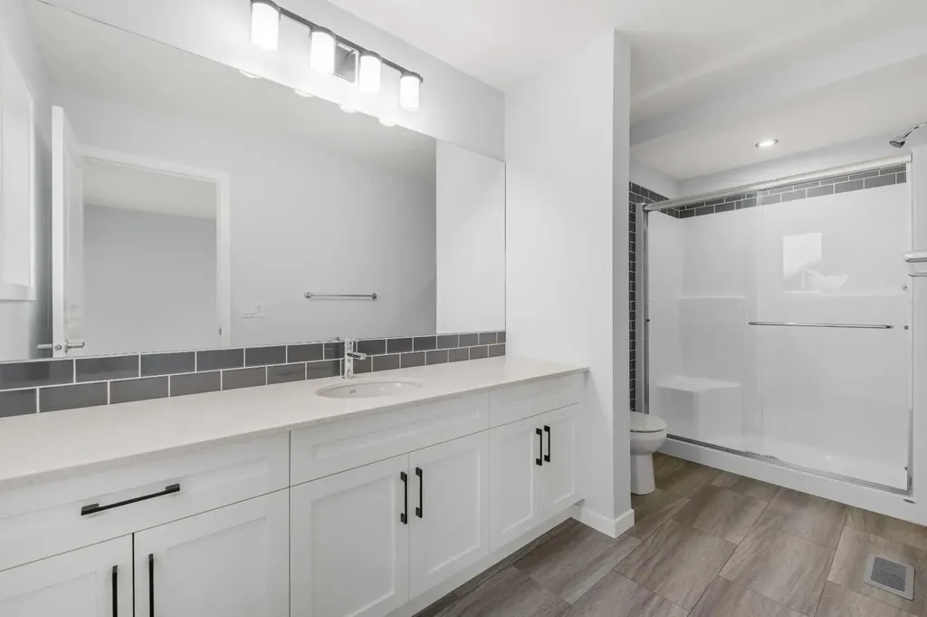 532 Clearwater Heath Chestermere AB T1X 3A5