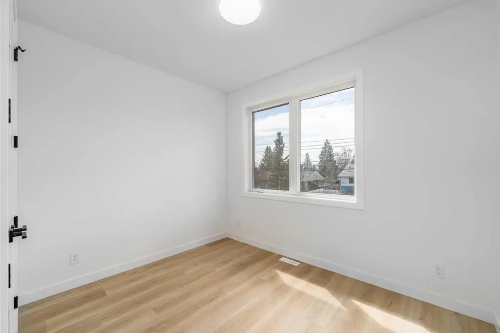 423 Hendon Drive NW Calgary AB T2K 2A1