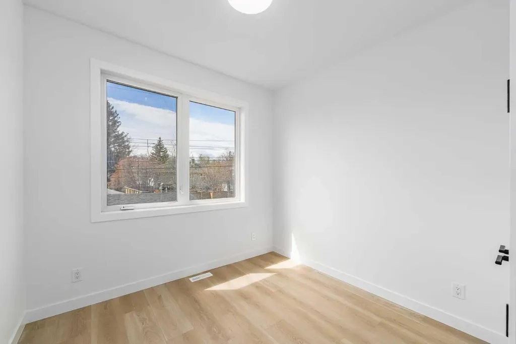 423 Hendon Drive NW Calgary AB T2K 2A1