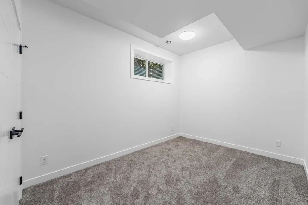 423 Hendon Drive NW Calgary AB T2K 2A1