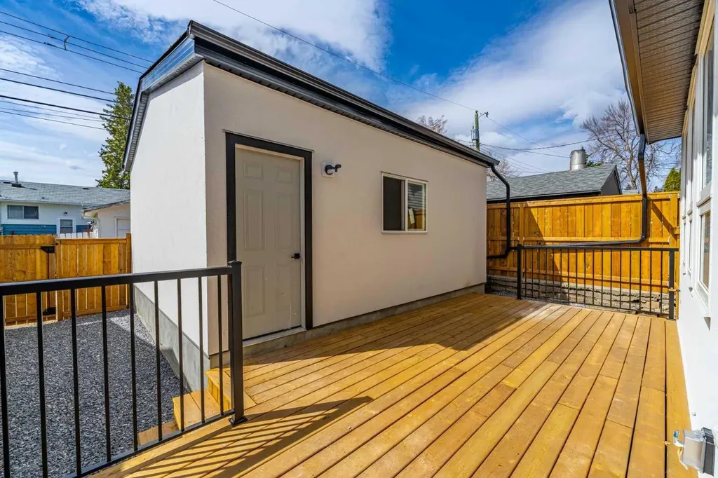 423 Hendon Drive NW Calgary AB T2K 2A1