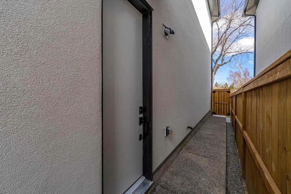 423 Hendon Drive NW Calgary AB T2K 2A1