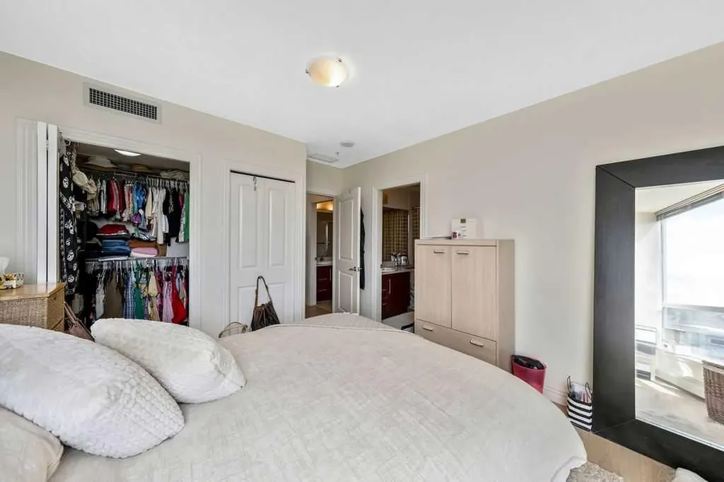 55 Spruce Place SW Calgary AB T3C 3X5